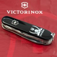 Ніж Victorinox Huntsman Ukraine Black "Козак з Шаблями" (1.3713.3_T1110u) зображення 2