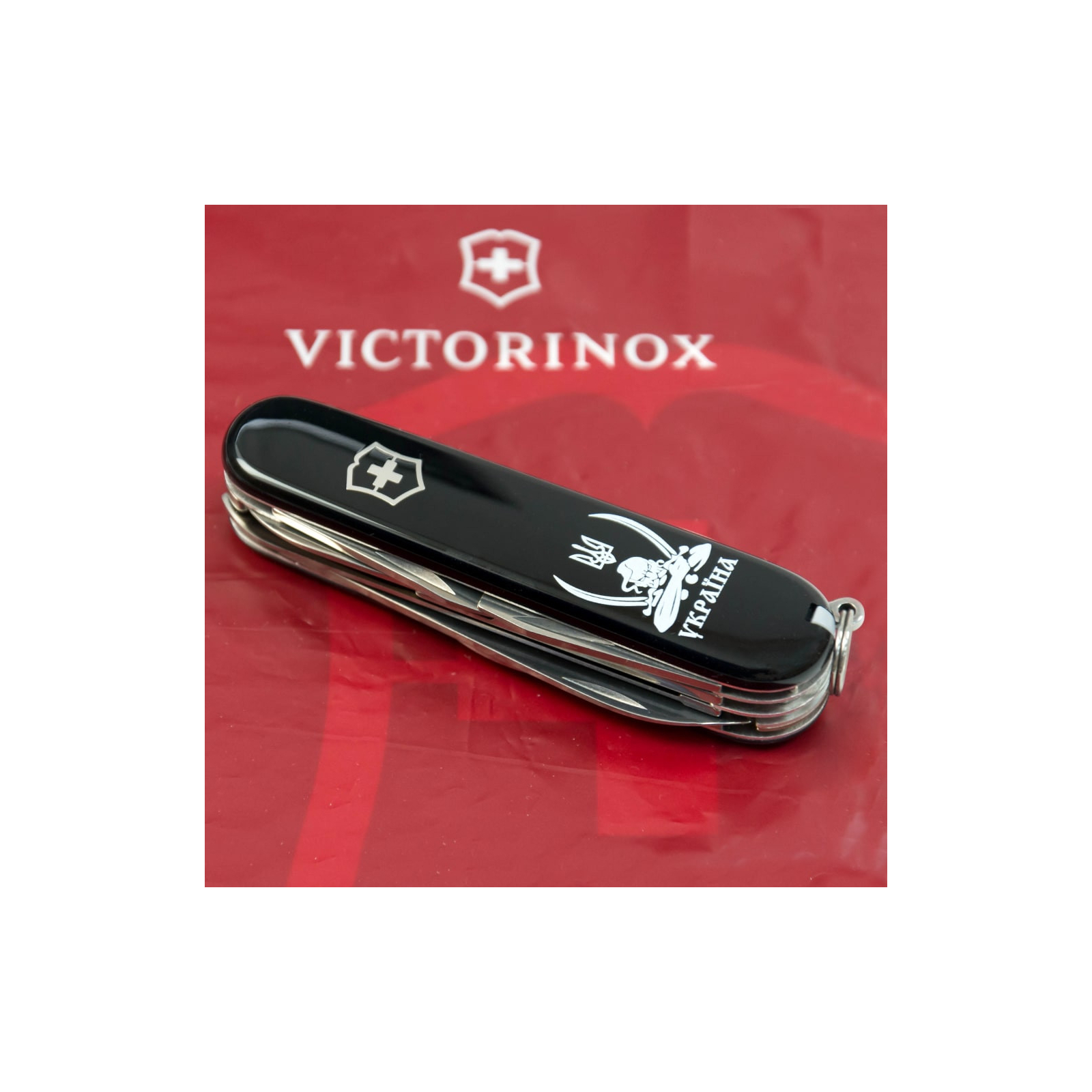Нож Victorinox Huntsman Ukraine Black "Козак з Шаблями" (1.3713.3_T1110u) изображение 2