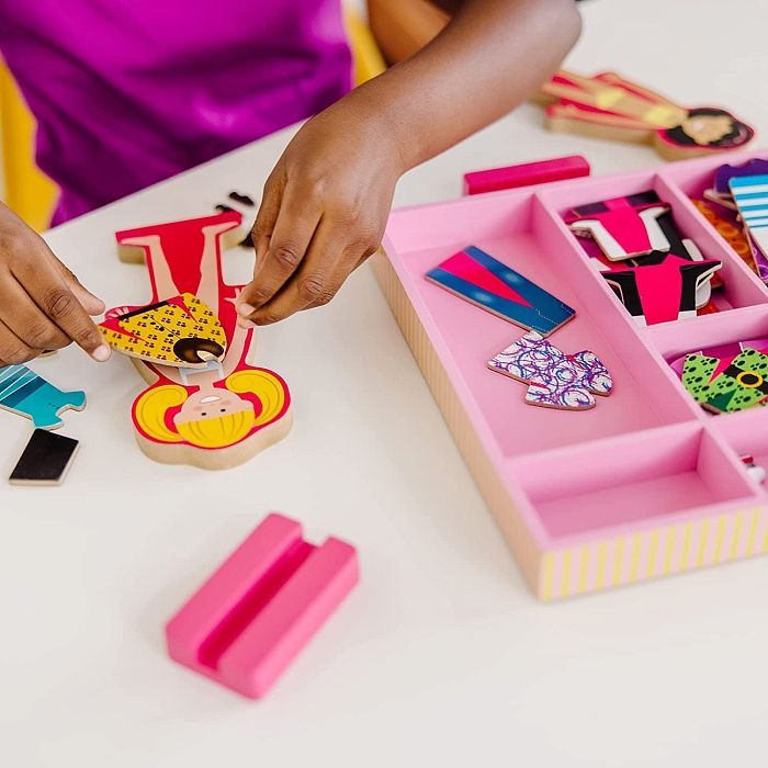 Развивающая игрушка Melissa&Doug Магнитная одевалка средняя Эбби и Эмма (MD14940) изображение 4