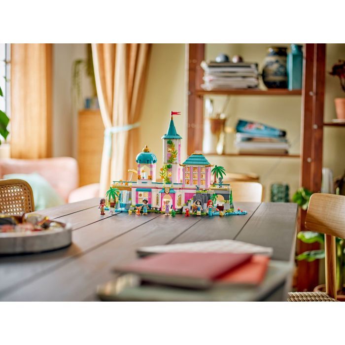 Конструктор LEGO Disney Замок принцеси та королівські улюбленці (43267) зображення 12