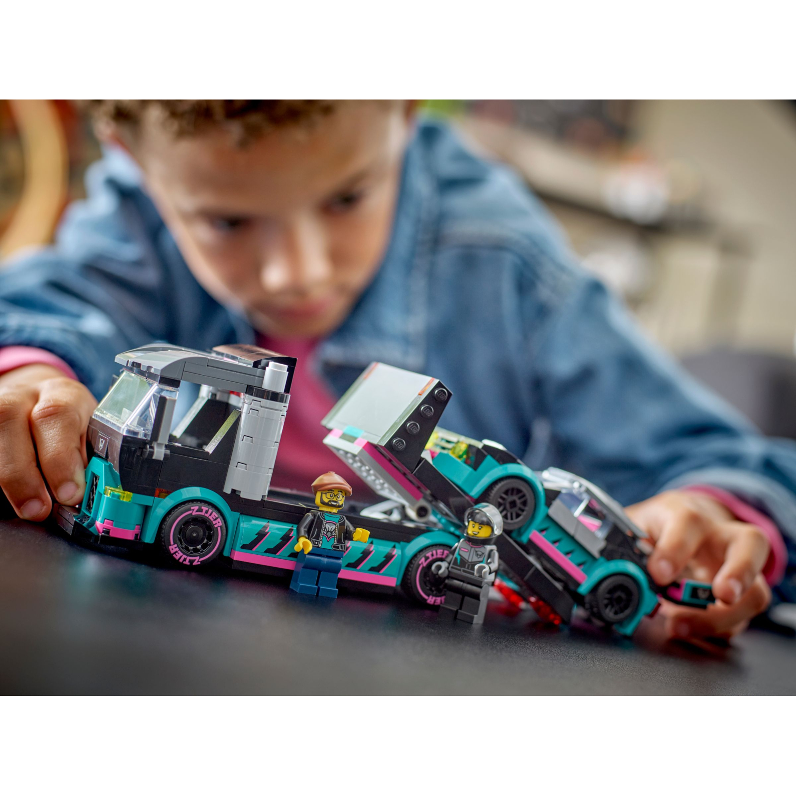 Конструктор LEGO City Автомобиль для гонок и автовоз 328 деталей (60406) изображение 10