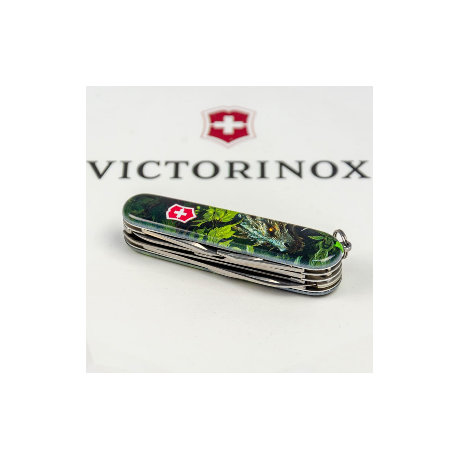 Нож Victorinox Huntsman Zodiac 91 мм Зелений дерев'яний дракон (1.3713.3_Z3240p) изображение 6