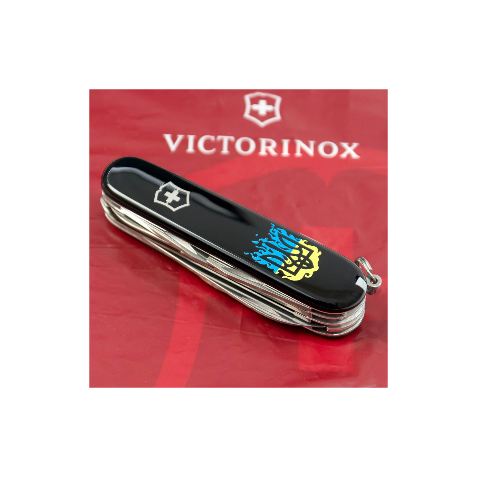 Нож Victorinox Huntsman Ukraine Black "Вогняний Тризуб" (1.3713.3_T0316u) изображение 2