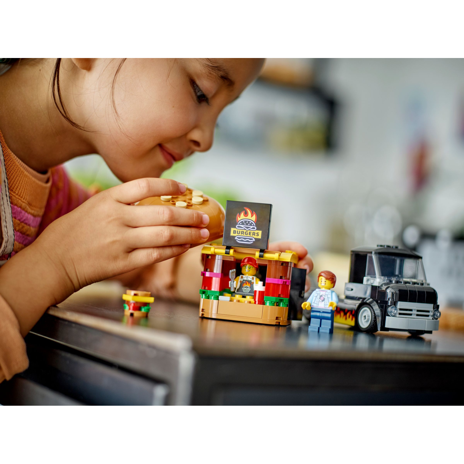 Конструктор LEGO City Вантажівка з гамбургерами 194 деталей (60404) зображення 8