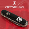 Нож Victorinox Huntsman Ukraine Black "Тризуб" (1.3713.3_T0010u) изображение 3