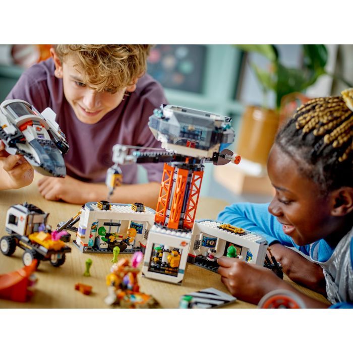 Конструктор LEGO City Космическая база и стартовая площадка для ракеты 1422 деталей (60434) изображение 10