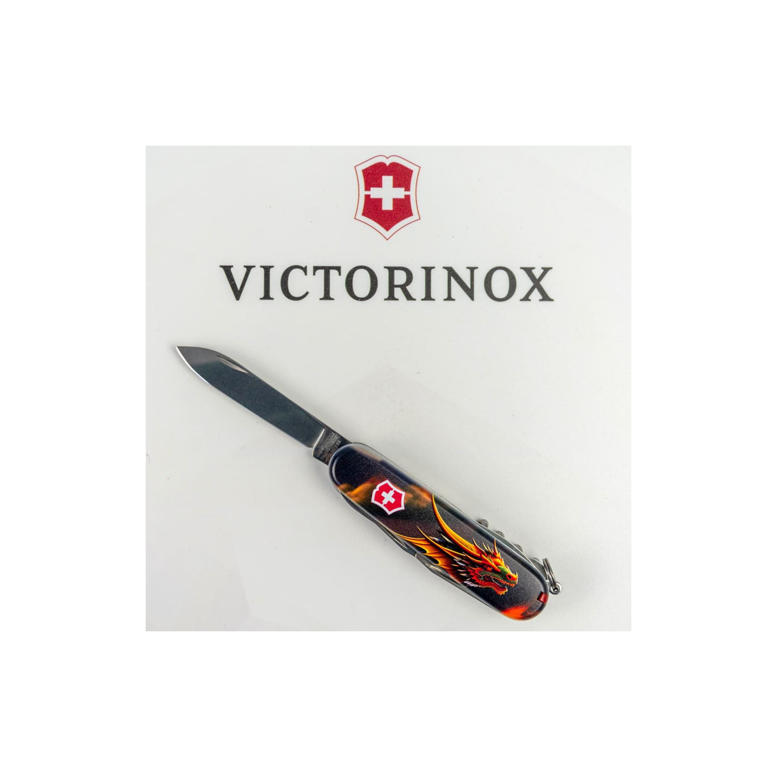 Нож Victorinox Huntsman Zodiac 91 мм Зелений дерев'яний дракон (1.3713.3_Z3240p) изображение 5