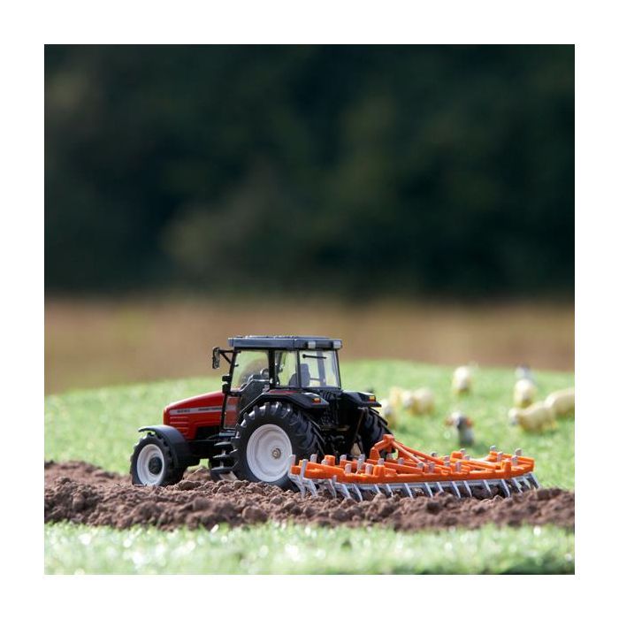 Спецтехника Britains Трактор Massey Ferguson 6290 с культиватором 1:32 (43335) изображение 4