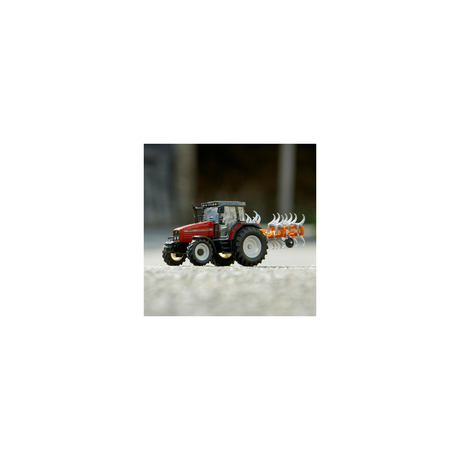 Спецтехника Britains Трактор Massey Ferguson 6290 с культиватором 1:32 (43335) изображение 6