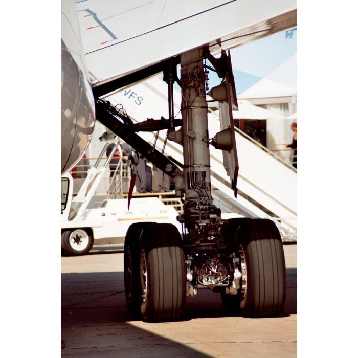 Сборная модель Revell Самолет Airbus A380 Первый полет уровень 5 масштаб 1:144 (RVL-04218) изображение 3