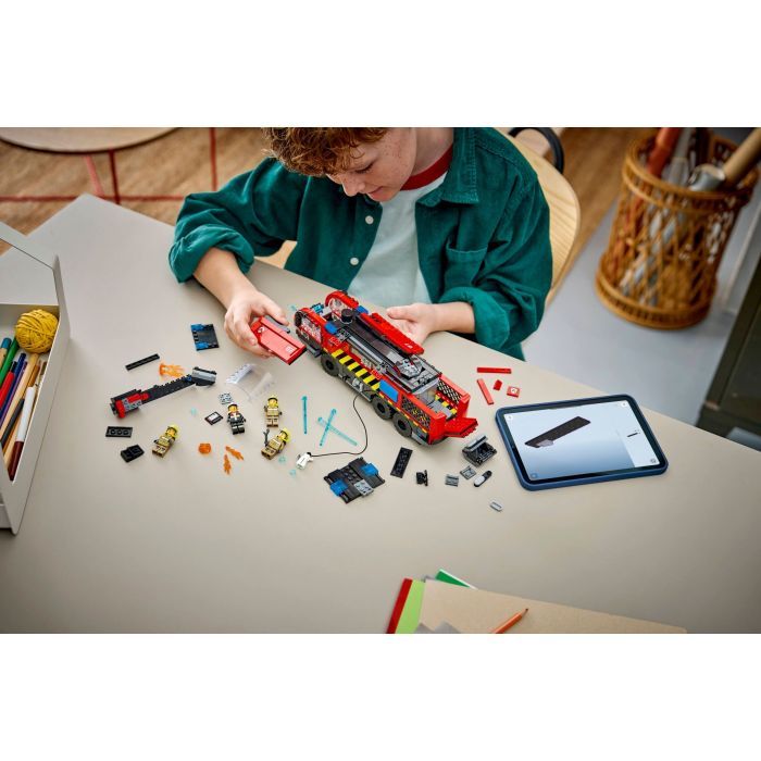 Конструктор LEGO City Пожежна вантажівка в аеропорту (60499) зображення 10