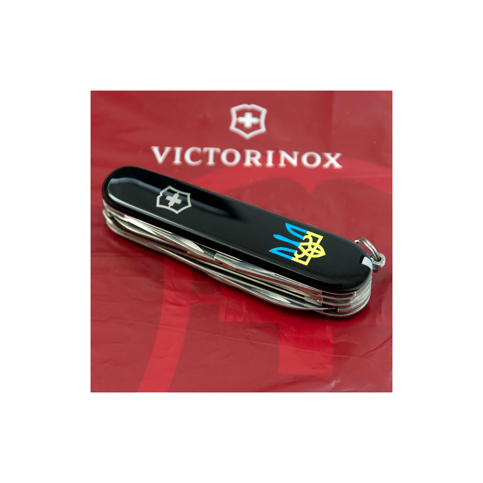 Нож Victorinox Huntsman Ukraine Black "Тризуб Жовто-Блакитний" (1.3713.3_T0016u) изображение 2