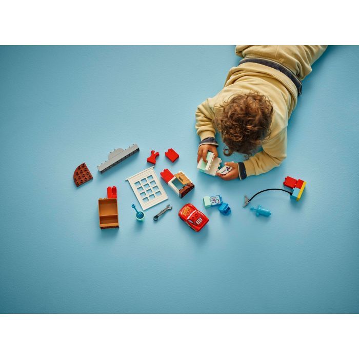 Конструктор LEGO DUPLO Disney и Pixar Тачки Тачки Визит МакКвина в гараж Дока (10456) изображение 6