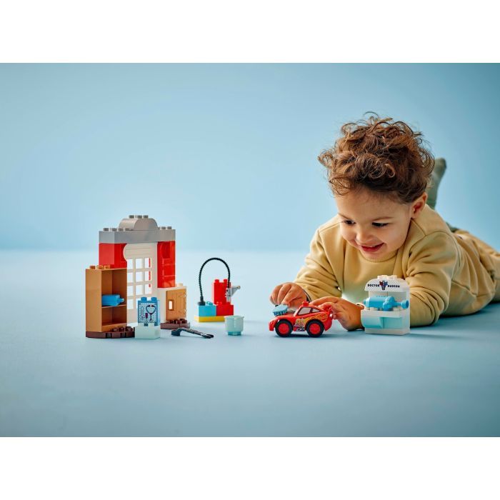 Конструктор LEGO DUPLO Disney и Pixar Тачки Тачки Визит МакКвина в гараж Дока (10456) изображение 7