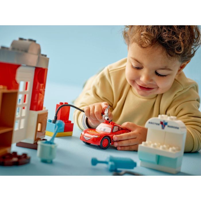 Конструктор LEGO DUPLO Disney и Pixar Тачки Тачки Визит МакКвина в гараж Дока (10456) изображение 8