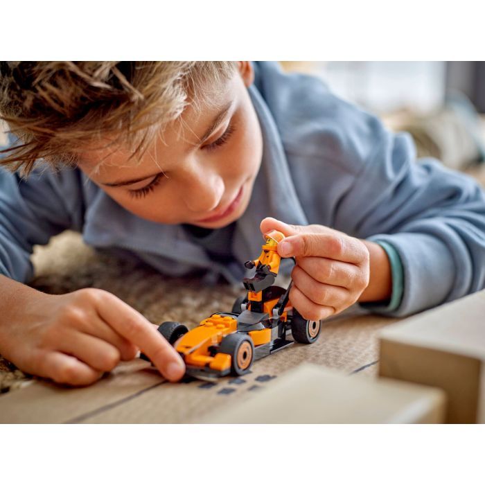 Конструктор LEGO City Пилот F1 с гоночным автомобилем команды McLaren (60442) изображение 8
