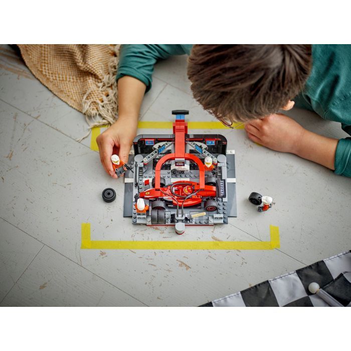 Конструктор LEGO City Піт-стоп і піт-екіпаж F1 з болідом Ferrari (60443) зображення 10