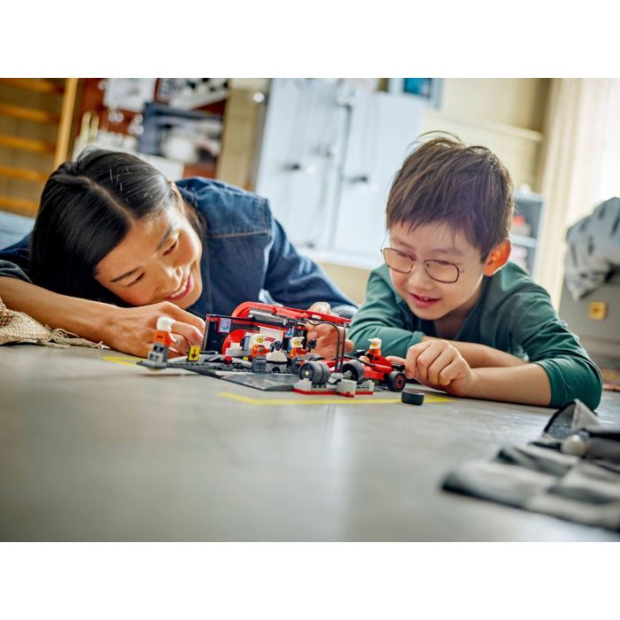 Конструктор LEGO City Піт-стоп і піт-екіпаж F1 з болідом Ferrari (60443) зображення 9