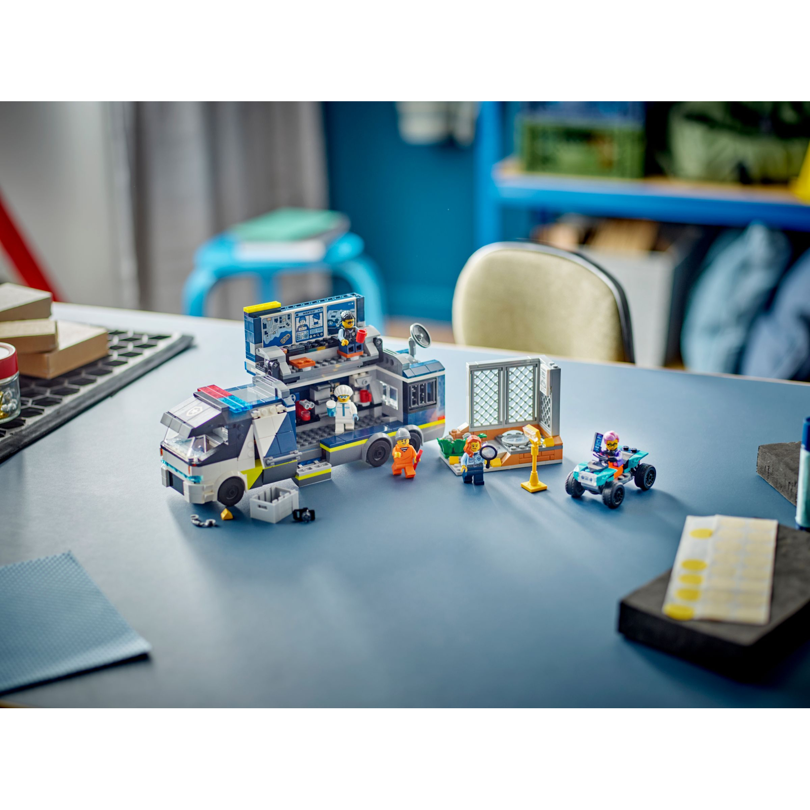 Конструктор LEGO City Пересувна поліцейська криміналістична лабораторія 674 деталей (60418) зображення 10