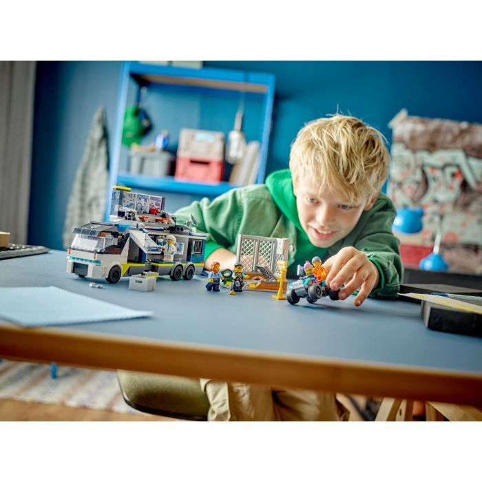 Конструктор LEGO City Передвижная полицейская криминалистическая лаборатория 674 деталей (60418) изображение 9