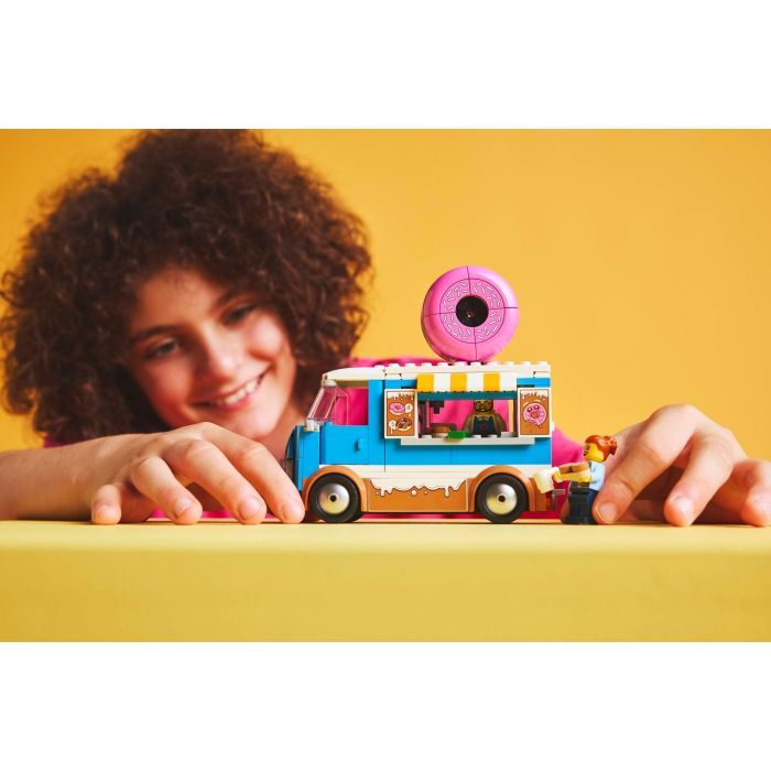 Конструктор LEGO City Грузовик с пончиками (60452) изображение 8