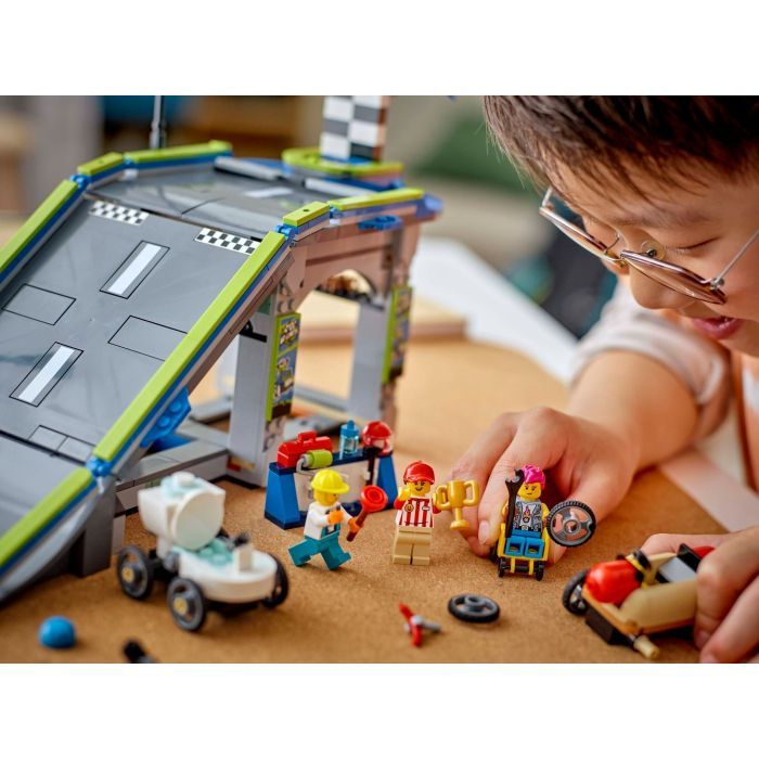 Конструктор LEGO City Жодних обмежень: Автодром для гоночних автомобілів (60460) зображення 9