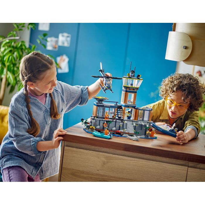 Конструктор LEGO City Полицейский остров-тюрьма 980 деталей (60419) изображение 10