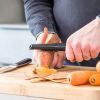 Овочечистка KitchenAid Classic вертикальна 22 см чорний (KCG112OHOBE) зображення 4
