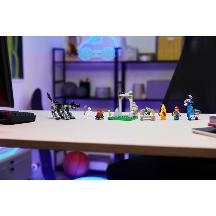 Конструктор LEGO Fortnite Лагерь Peely и Sparkplug в Fortnite (77075) изображение 12