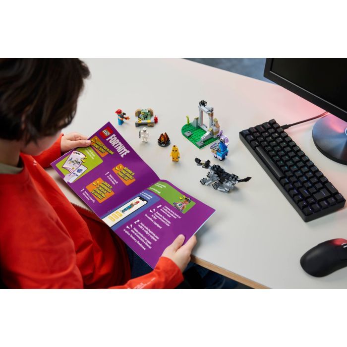 Конструктор LEGO Fortnite Лагерь Peely и Sparkplug в Fortnite (77075) изображение 8
