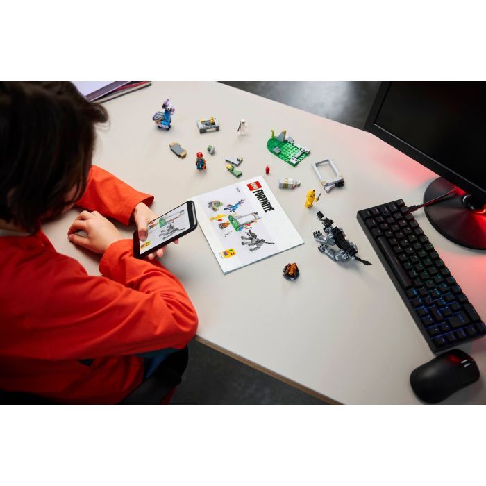 Конструктор LEGO Fortnite Лагерь Peely и Sparkplug в Fortnite (77075) изображение 9