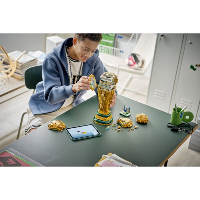 Конструктор LEGO Editions Football Официальный трофей чемпионата мира по футболу FIFA (43020-) изображение 6