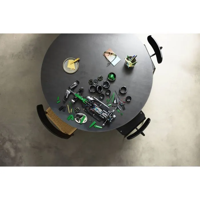 Конструктор LEGO Technic Автомобиль "Формула-1" Aston Martin Aramco AMR25 (42240) изображение 10