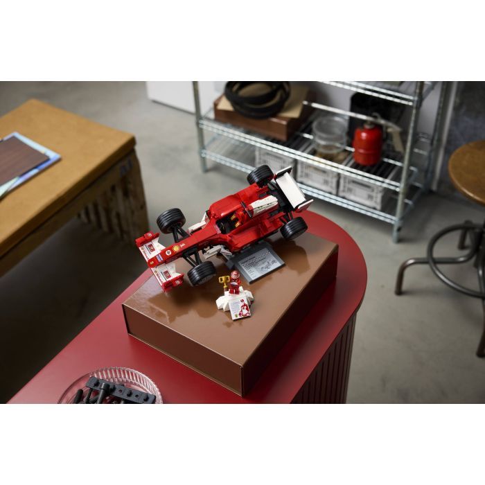 Конструктор LEGO Icons Ferrari F2004 и Майкл Шумачер (11375) изображение 12