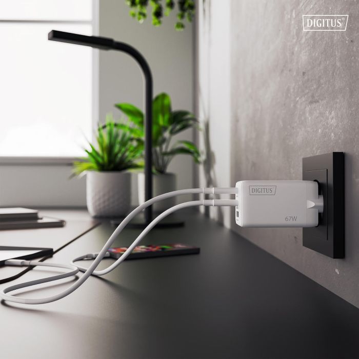 Зарядний пристрій Digitus 2xUSB-C + 1xUSB 67W GaN (DA-10303) зображення 2