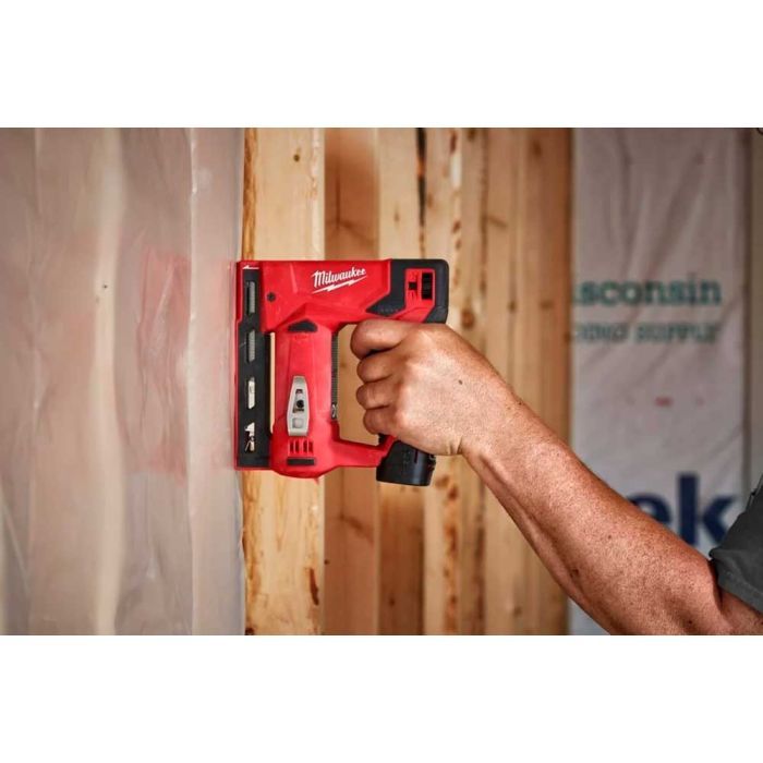 Степлер строительный Milwaukee M12 BST-202X 2x2Ah, HD кейс (4933459635) изображение 6