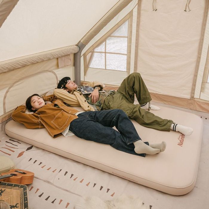 Туристический коврик Naturehike Самонадувний 10 см подвійний з помпою NH20FCD08 бежевий (6976023925115) изображение 2