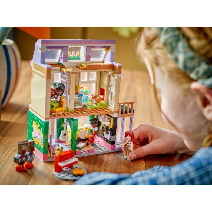 Конструктор LEGO Friends Музыкальный магазин и квартира (42653) изображение 12