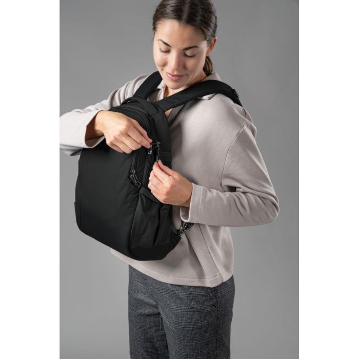 Рюкзак туристический Pacsafe LS350 backpack чорний (40134138) изображение 10