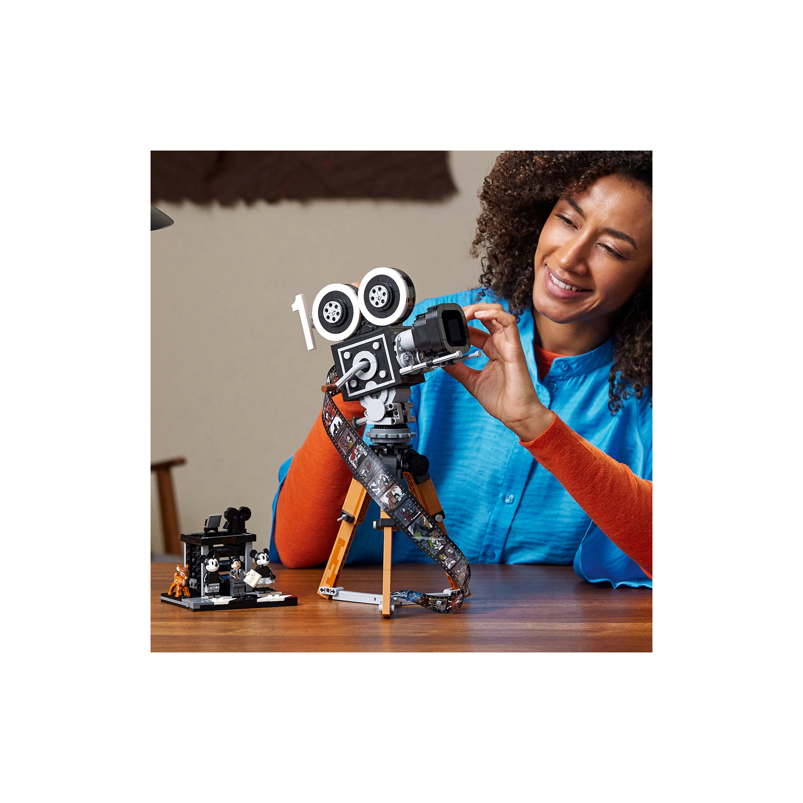 Конструктор LEGO Disney Камера чествования Уолта Диснея 811 деталей (43230) изображение 3