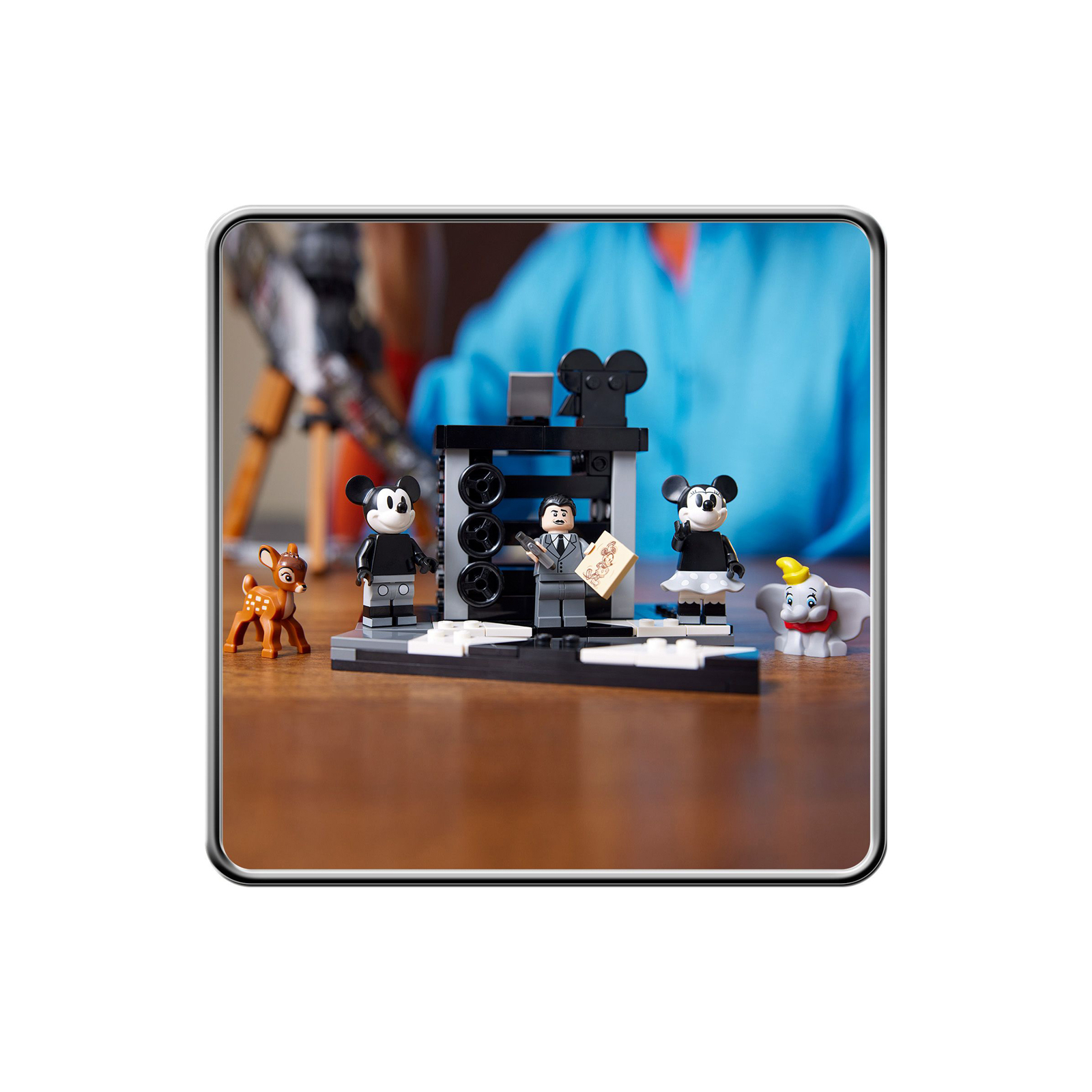 Конструктор LEGO Disney Камера вшанування Волта Діснея 811 деталей (43230) зображення 8