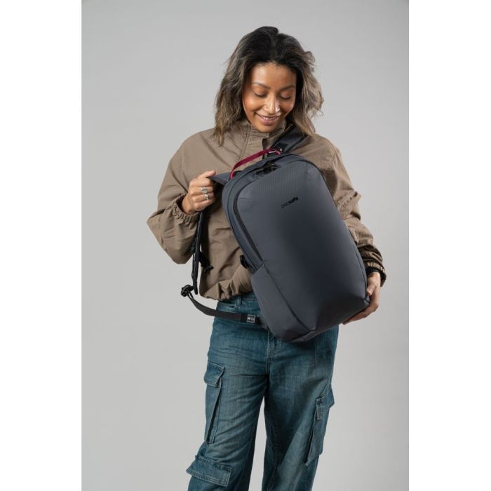 Рюкзак туристический Pacsafe Vibe 25L backpack чорний2 (60301130) изображение 7