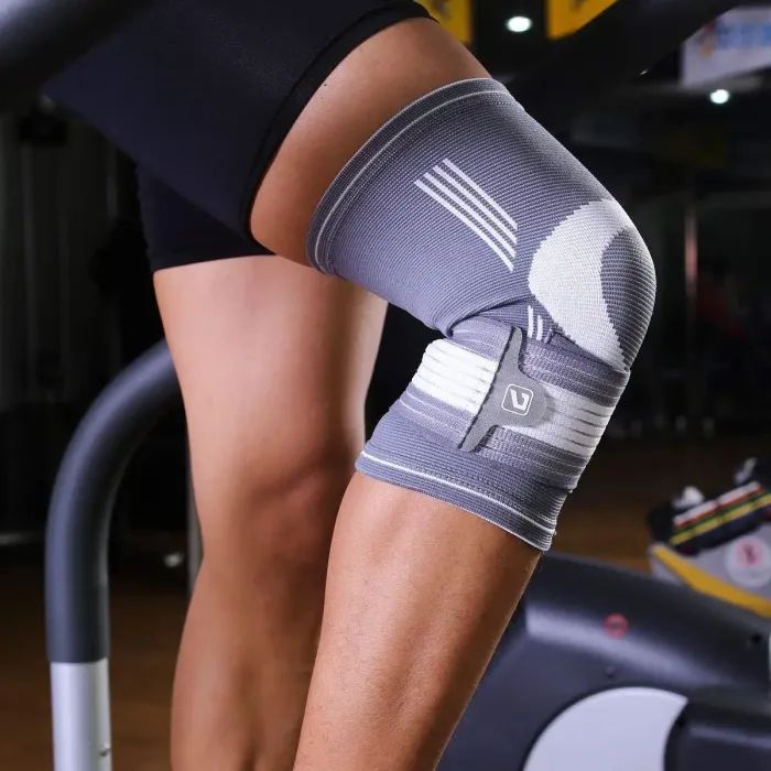Фиксатор колена LiveUp Knee Support LS5676-S сірий, білий Уні S (6951376182316) изображение 3 Фиксатор колена LiveUp Knee Support LS5676-S сірий, білий Уні S (6951376182316) изображение 3