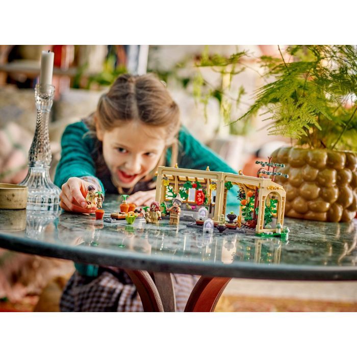 Конструктор LEGO Harry Potter Замок Хогвартс: урок гербологии: урок гербологии (76445) изображение 10