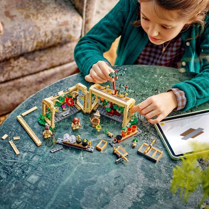 Конструктор LEGO Harry Potter Замок Хогвартс: урок гербологии: урок гербологии (76445) изображение 8
