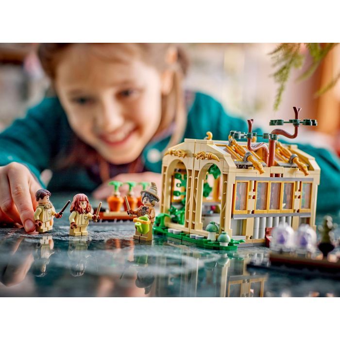 Конструктор LEGO Harry Potter Замок Хогвартс: урок гербологии: урок гербологии (76445) изображение 9