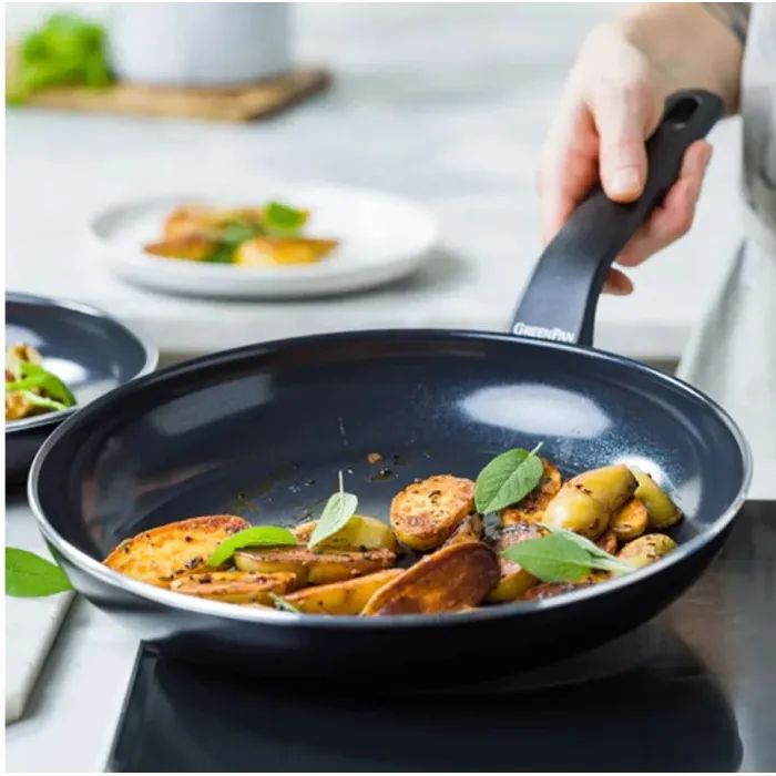 Сковорода GreenPan Essence Perforated Base, 28 см з керамічним покриттям (CC009041-001) зображення 4 Сковорода GreenPan Essence Perforated Base, 28 см з керамічним покриттям (CC009041-001) зображення 4