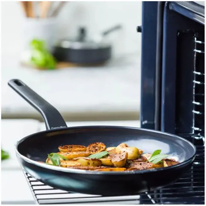 Сковорода GreenPan Essence Perforated Base, 28 см з керамічним покриттям (CC009041-001) зображення 5 Сковорода GreenPan Essence Perforated Base, 28 см з керамічним покриттям (CC009041-001) зображення 5