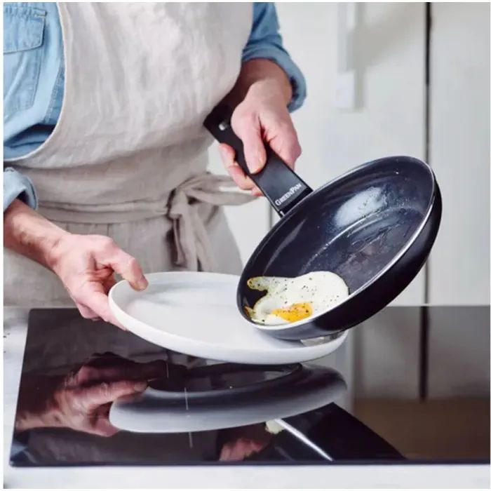 Сковорода GreenPan Essence Perforated Base, 28 см з керамічним покриттям (CC009041-001) зображення 6 Сковорода GreenPan Essence Perforated Base, 28 см з керамічним покриттям (CC009041-001) зображення 6