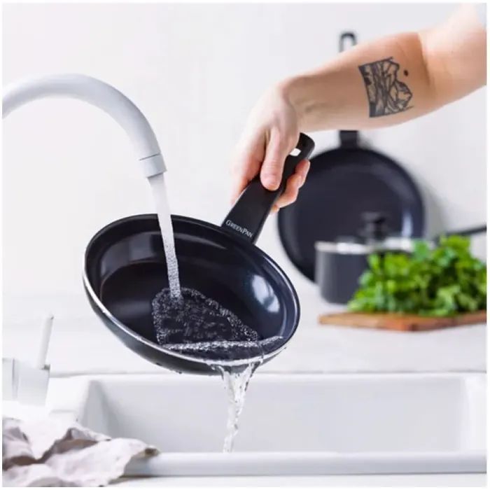 Сковорода GreenPan Essence Perforated Base, 28 см з керамічним покриттям (CC009041-001) зображення 7 Сковорода GreenPan Essence Perforated Base, 28 см з керамічним покриттям (CC009041-001) зображення 7